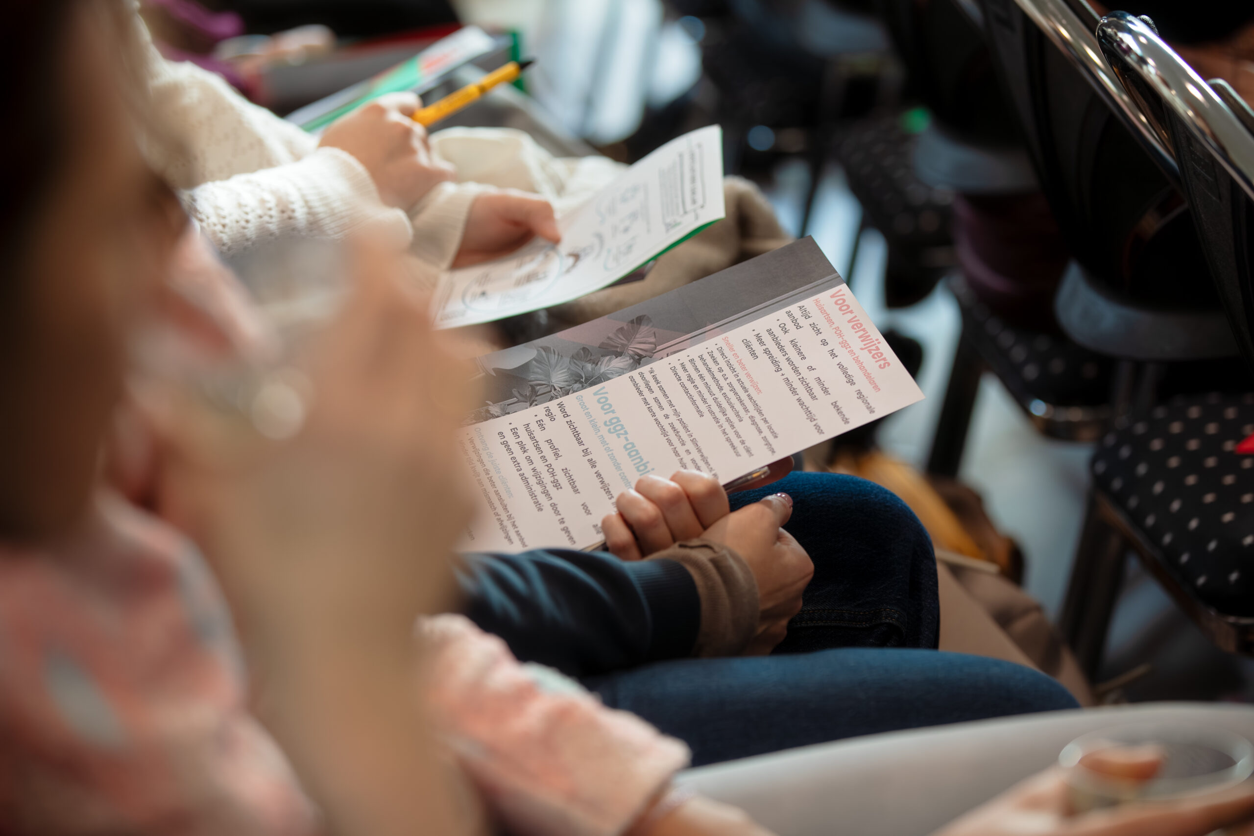 Bijeenkomst mentaal gezondheidsnetwerk, mensen luisteren