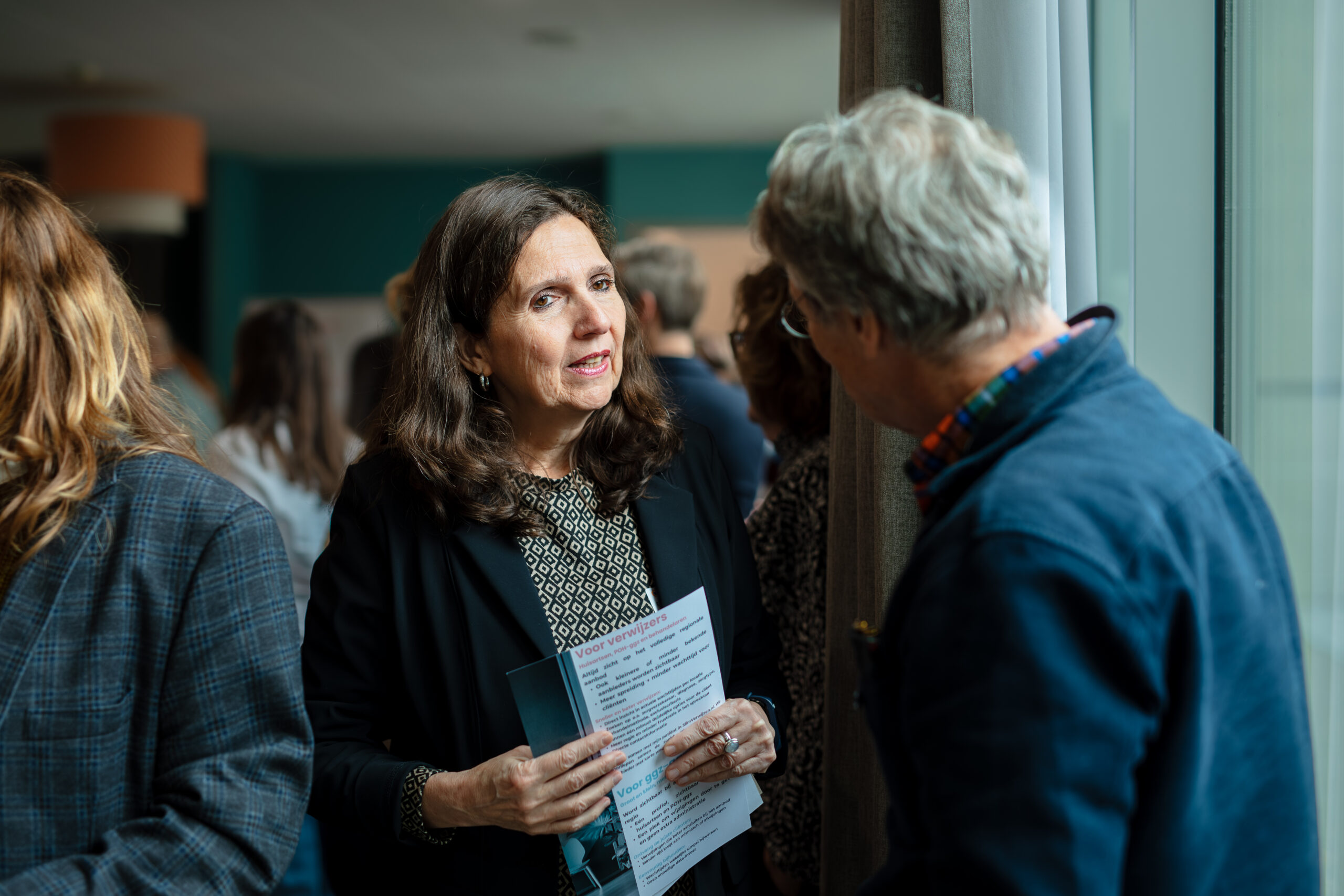 Bijeenkomst Mentaal gezondheidsnetwerk. Mensen praten met elkaar