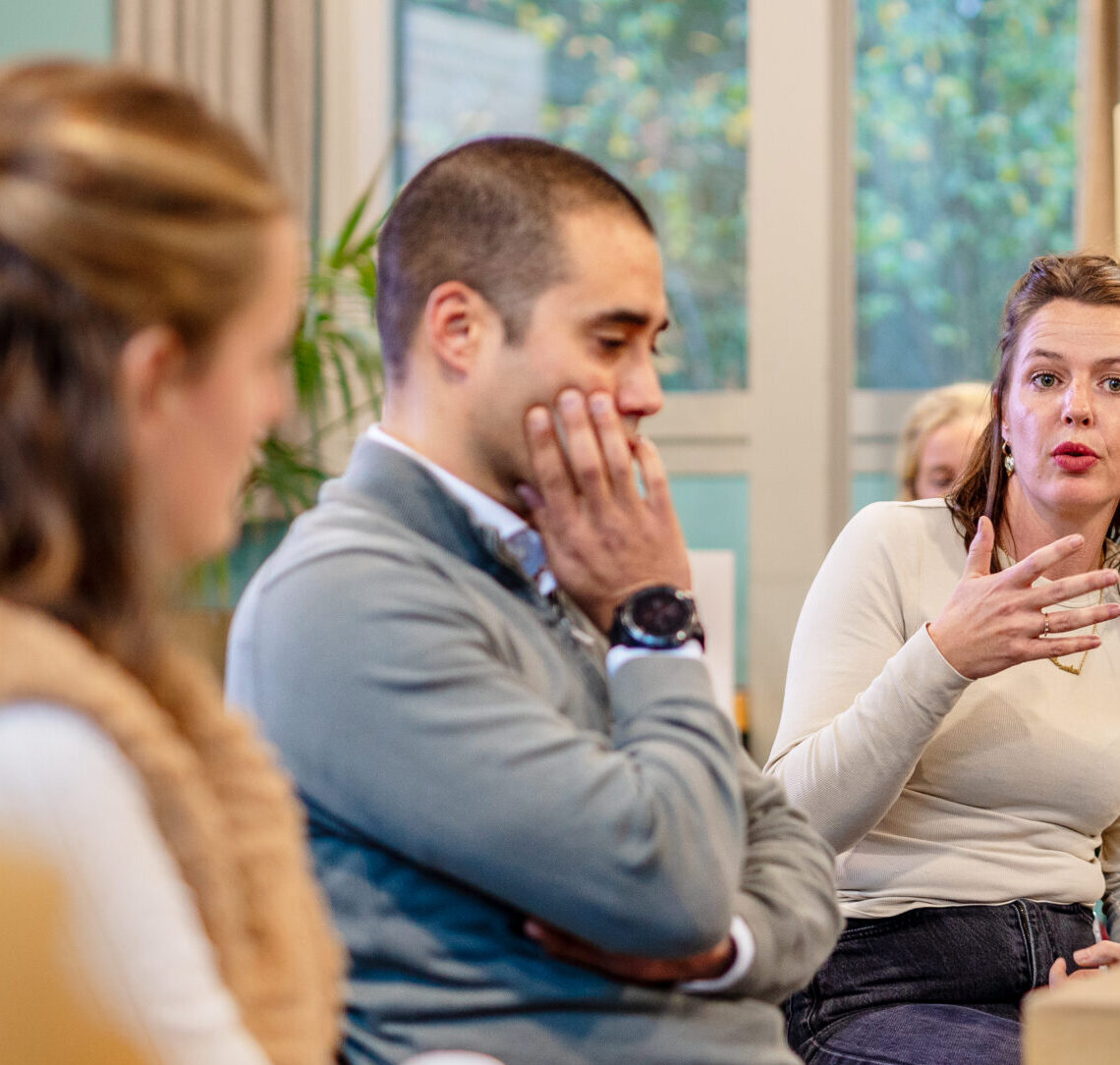 Man is aanwezig bij bijeenkomst, denkt na